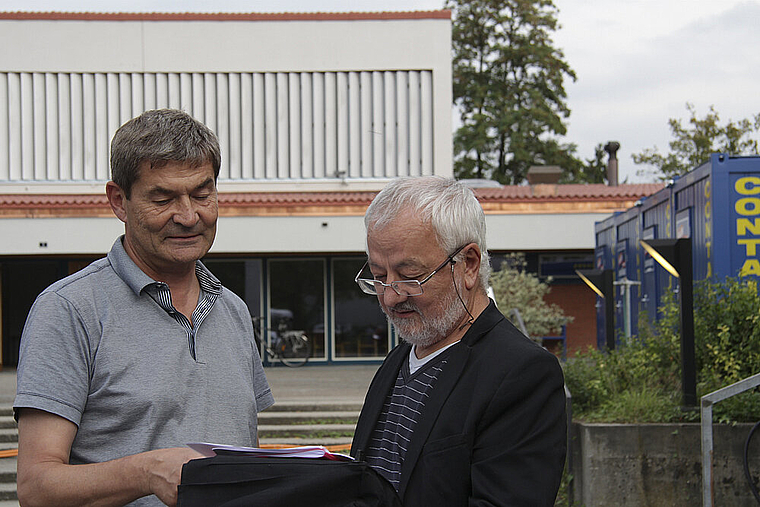 Waren für die Sanierung federführend: Pierre Gallandre, Bauchef und Mitglied der Kirchenpflege (l.), vertieft sich mit Architekt Gianni Bezzola in die Baupläne. Foto: Ursula Gallandre