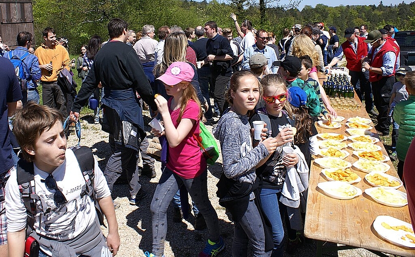 Endlich auf dem Zimmermannsplatz: Die Stadtbachratten servieren den Apéro. Endlich auf dem Zimmermannsplatz: Die Stadtbachratten servieren den Apéro.