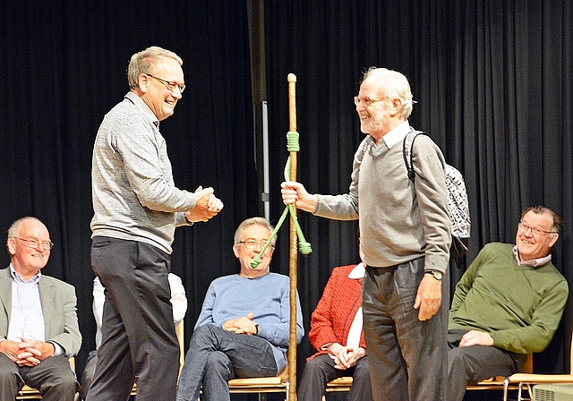 Verdiente Ehrung: Präsident Willy Bracher (l.) sendet den nach 25 Jahren aus dem Seelsorgerat scheidenden Pfr. Ernst Eggenschwiler (r.) auf weitere (Werte-)Wege. Der erste SSR-Präsident Hans Voegtli (r. sitzend) freut sich zusammen mit weiteren 13 