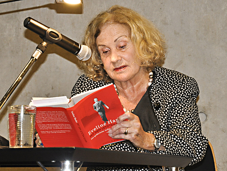 Bekannt für dokumentarische Romane: Eveline Hasler beim Signieren nach der Lesung. Foto: Isabelle Hitz