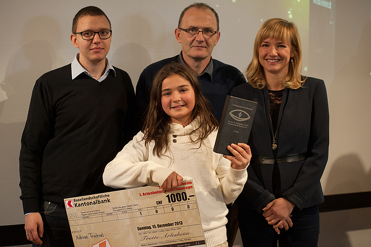 Jungtalent überzeugte: Der elfjährige Adrian Trachsel freut sich über den Award und den Check, dahinter die Jury mit

