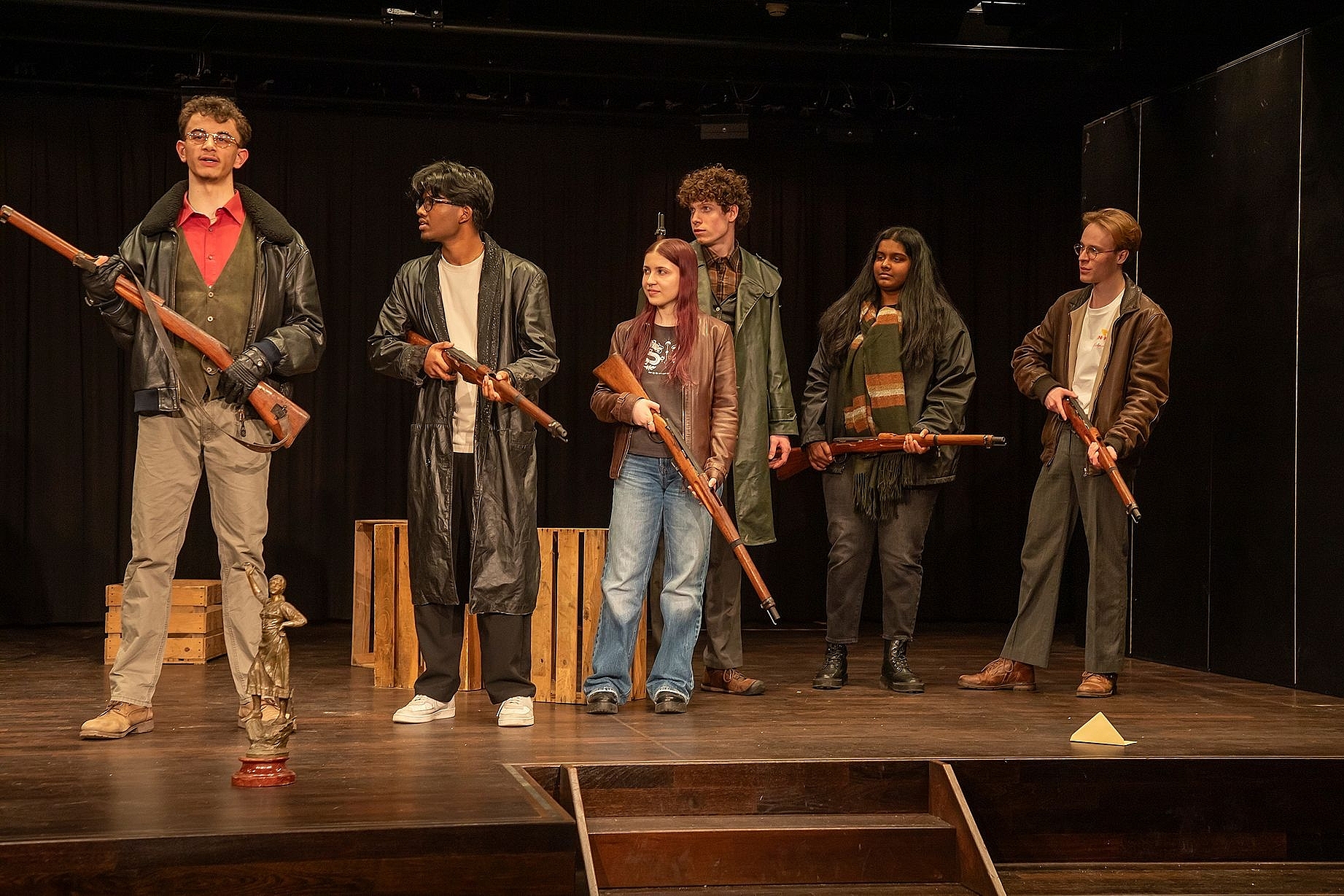 Die Räuber: Sohn Karl (l.) und seine Räuberbande planen nichts Gutes.