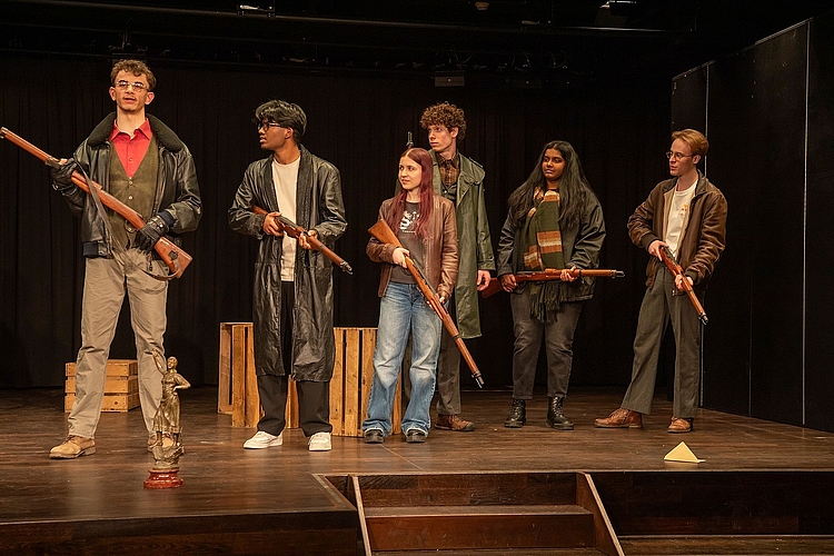 Die Räuber: Sohn Karl (l.) und seine Räuberbande planen nichts Gutes.