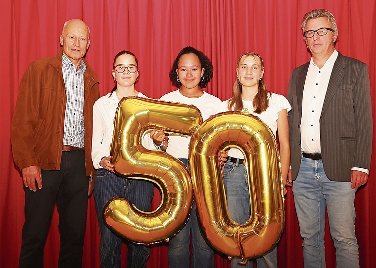 Ein halbes Jahrhundert OSZD Büren: (v.l.) Andreas Vögtli, Präsident Zweckverband OSZD, Amélie, Mayara, Finja (Schülerinnen und Moderatorinnen der offiziellen Feier) und Schulleiter Simon Esslinger. Foto: eh-presse