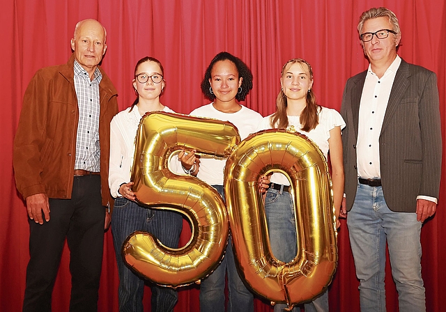 Ein halbes Jahrhundert OSZD Büren: (v.l.) Andreas Vögtli, Präsident Zweckverband OSZD, Amélie, Mayara, Finja (Schülerinnen und Moderatorinnen der offiziellen Feier) und Schulleiter Simon Esslinger. Foto: eh-presse