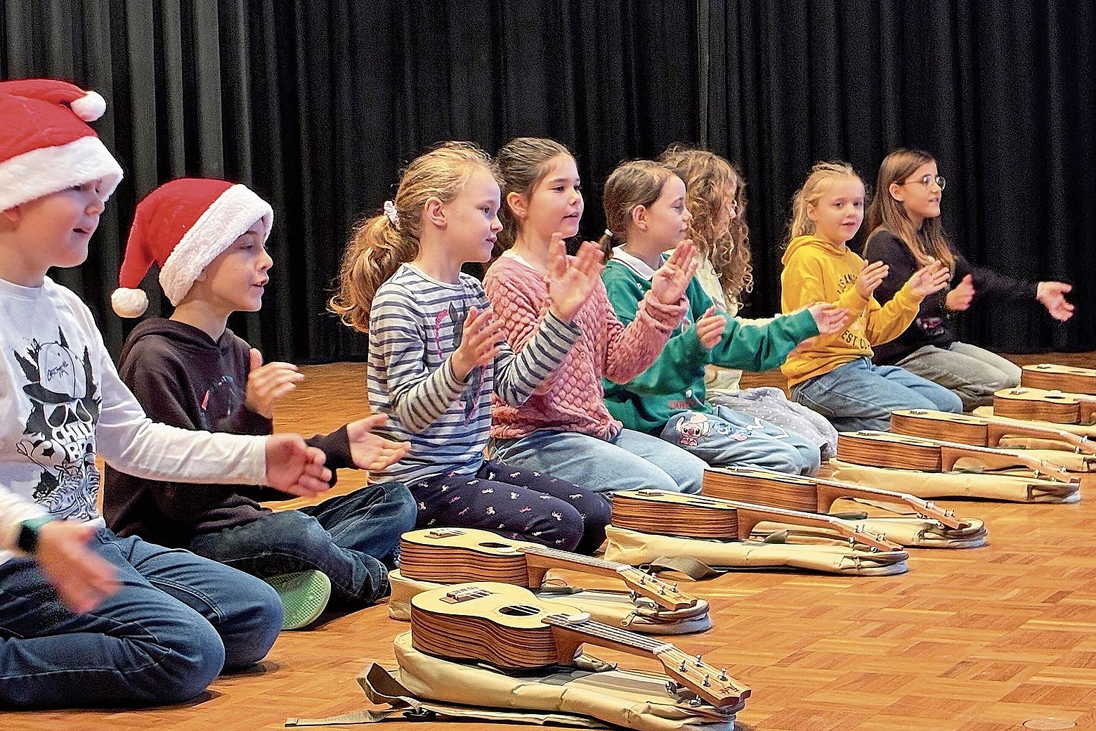 Mit vollem Einsatz dabei: Die Ukulelen-Gruppe. Mit vollem Einsatz dabei: Die Ukulelen-Gruppe.
