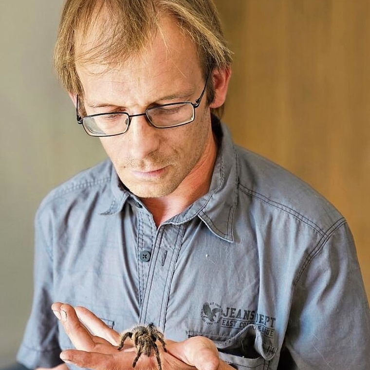 Faszination Spinnen: Sven Jeker mit einer Vogelspinne
         
         
            Foto: Melanie Brêchet
