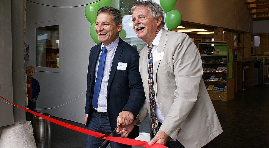 Offizielles Trennen des Eröffnungsbands: Gemeindepräsident Alex Imhof und Vereinspräsident Martin Tschan.