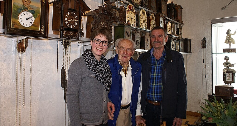Ausstellungsspezialisten: Uhrenmacherin Rebekka Meier, Sammler Heinrich Weiss und Helfer Paul Saladin. Foto: Jürg Jeanloz