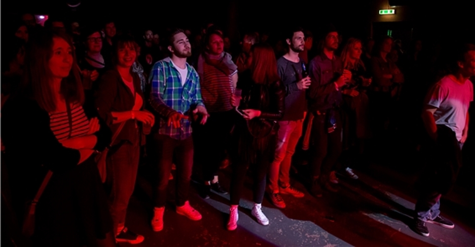 Bewegende Musik: Die junge Berner Band spielt tanzbaren Elektro-Pop.