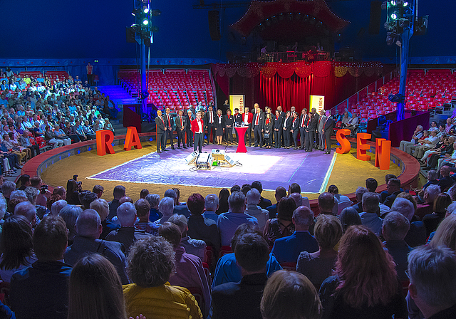 In der Manege: Die 24 Mitarbeitenden der Raiffeisenbank Arlesheim und dessen Verwaltungsrat. Foto: Heiner Leuthardt
