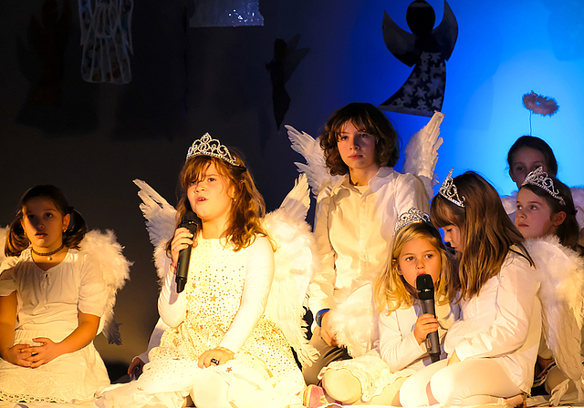 Ihr Engelein kommet: Die Sängerinnen und Sänger vom Projekt-Kinderchor Aesch-Pfeffingen kamen diesmal ganz in Engelskostüm daher.  Foto: Thomas Brunnschweiler