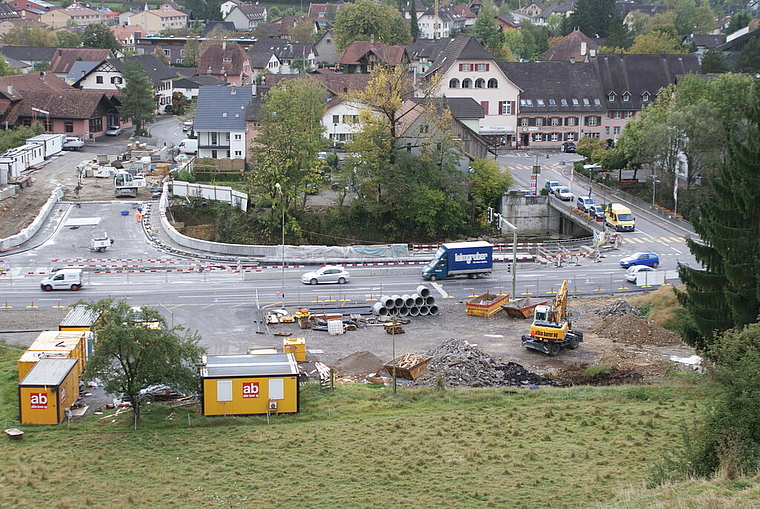 Ablösung: Die neue Brücke (l.) wächst, die alte Brücke wird 2013 abgerissen. Foto: Roland Bürki