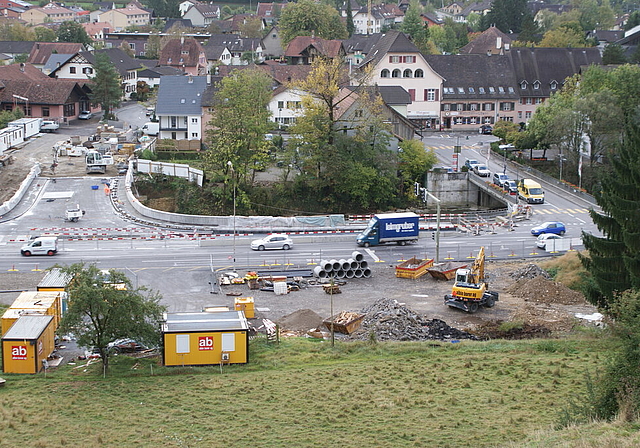 Ablösung: Die neue Brücke (l.) wächst, die alte Brücke wird 2013 abgerissen.   Foto: Roland Bürki