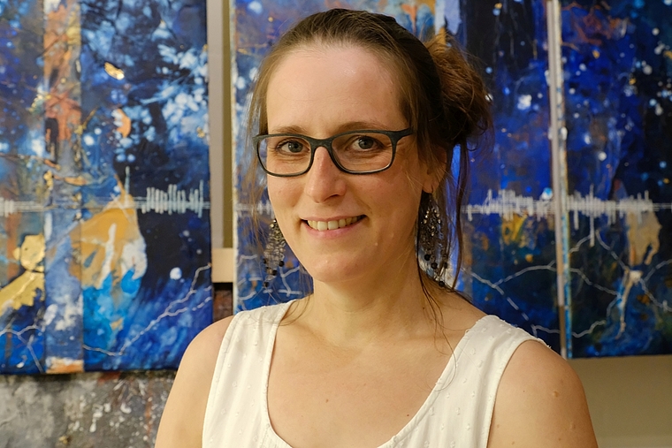 Initiierte das digitale Netzwerk «Kunschtplatz»: Die Künstlerin Claudia Bösch vor einem ihrer Triptychen im Dornacher Atelier. Foto: Thomas Brunnschweiler