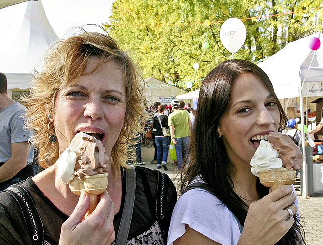 Einfach lecker: Auch diese beiden Besucherinnen genossen bei prächtigem Herbstwetter das vielfältige Angebot auf dem Reinacher Ausstellungsgelände. Fotos: Thomas Kramer 
