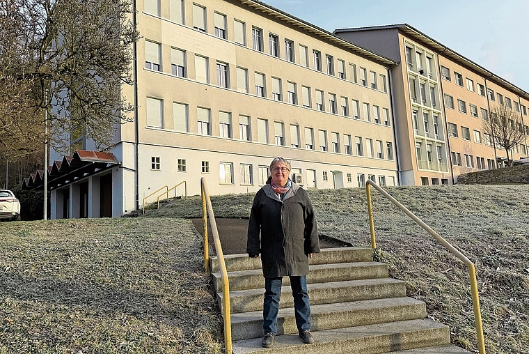 Vor dem ehemaligen Spitalgebäude: Landrätin Margareta Bringold setzt sich für eine Zwischennutzung ein. Foto: Gaby Walther