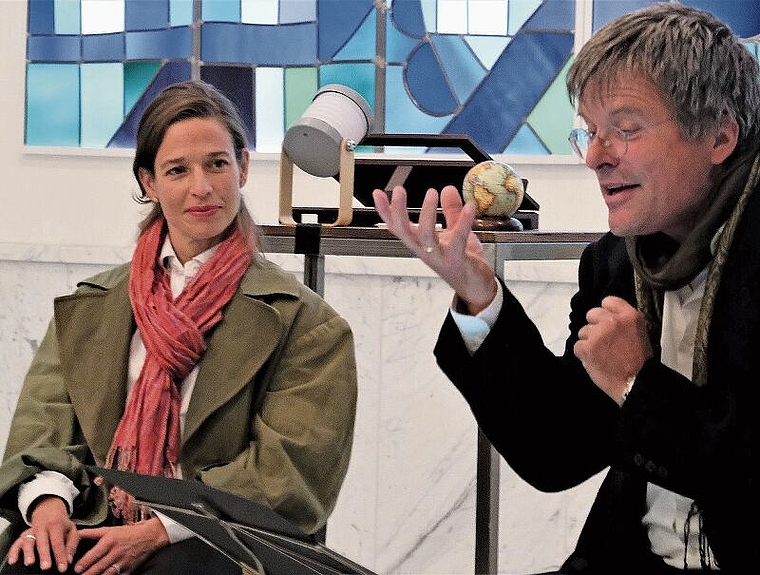 Hörgenuss: Täufer Enoch Schnurrenberger (Sebastian Mattmüller) spricht mit einem Apfel; daneben die Schauspielerin