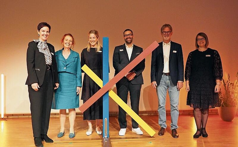 «K» für Kompetenzzentrum: (v. l.) Regierungsrätin Monica Gschwind, Schulleiterin Sabine Pfeifer,