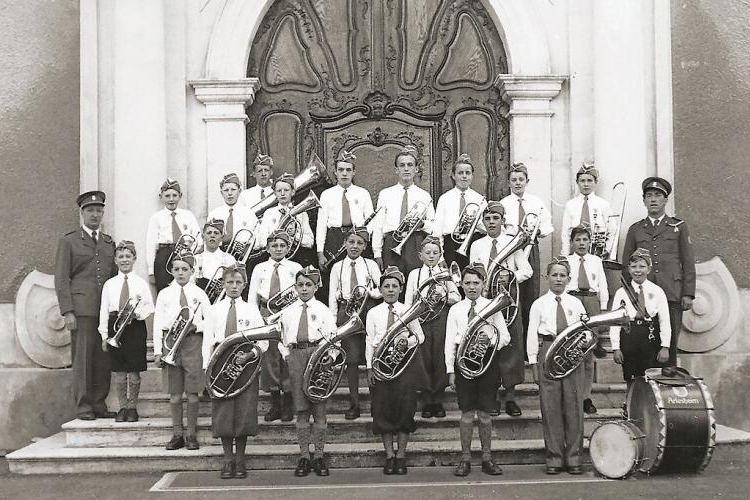 In Reih und Glied: die Knabenmusik vor dem Arlesheimer Dom.