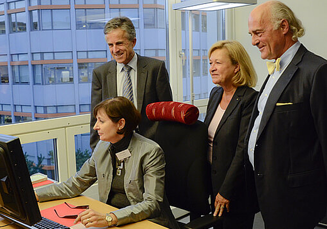 Einblick: Barbara Jentges, CEO der PhACT GmbH, erläutert die Tätigkeit ihrer Firma – Beat Oberlin, Stiftungsrat, Gerda Massüger, Geschäftsführerin des Business Parcs sowie Klaus Endress, Präsident des Stiftungsrates (hinten, v. l.) hören auf