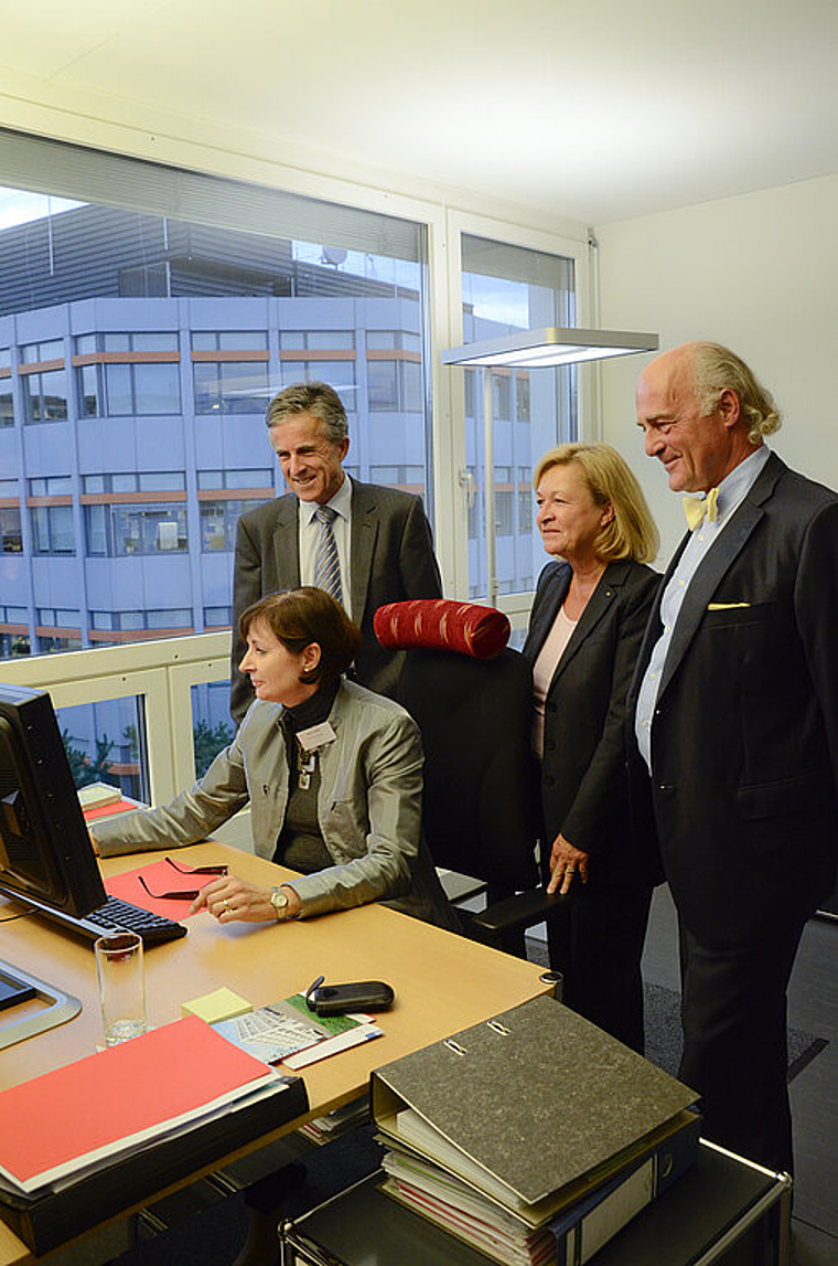 Einblick: Barbara Jentges, CEO der PhACT GmbH, erläutert die Tätigkeit ihrer Firma – Beat Oberlin, Stiftungsrat, Gerda Massüger, Geschäftsführerin des Business Parcs sowie Klaus Endress, Präsident des Stiftungsrates (hinten, v. l.) hören auf