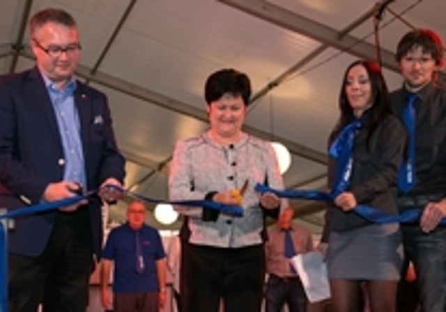 Der entscheidende Schnitt: Regierungsrat Remo Ankli, KGV-Präsidentin Marianne Meister, OK-Präsidentin Michèle Corbat und Simon Häner, Präsident Gewerbeverein Gilgenberg (v.l.), eröffnen die GiGa 2015. Fotos: Martin Staub

