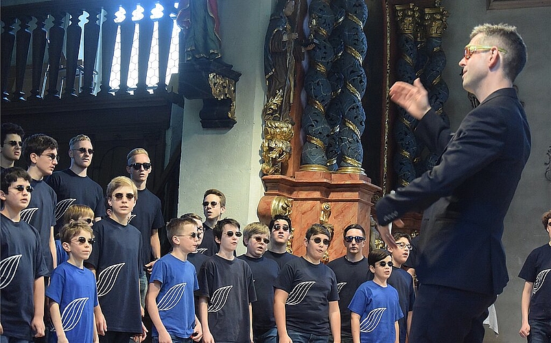 Bringen 1200jährige Tradition, Popmusik und humorvolle Choreographien in Einklang: Die Singknaben der Sankt Ursenkathedrale Solothurn.