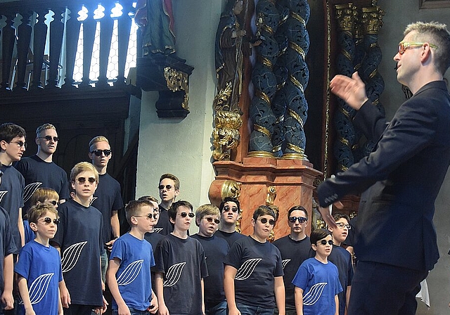 Bringen 1200jährige Tradition, Popmusik und humorvolle Choreographien in Einklang: Die Singknaben der Sankt Ursenkathedrale Solothurn.