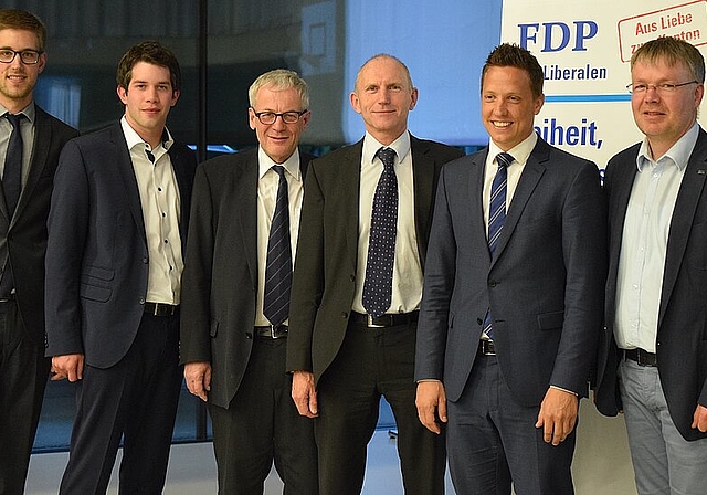  Prominenz: Tobias Bolliger und Gregor Bachmann, Nationalrat Kurt Fluri, Andreas Burgener, Auto Schweiz, Nationalrat Christian Imark und Christian Scheuermeyer, Präsident FDP Kanton Solothurn.  Foto: Bea Asper