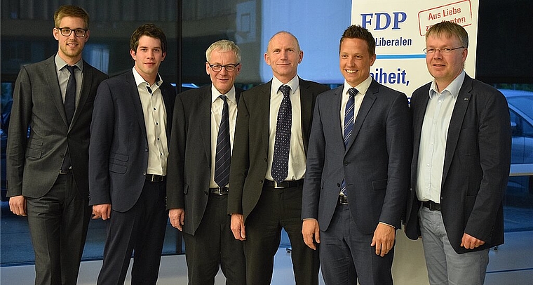 Prominenz: Tobias Bolliger und Gregor Bachmann, Nationalrat Kurt Fluri, Andreas Burgener, Auto Schweiz, Nationalrat Christian Imark und Christian Scheuermeyer, Präsident FDP Kanton Solothurn. Foto: Bea Asper