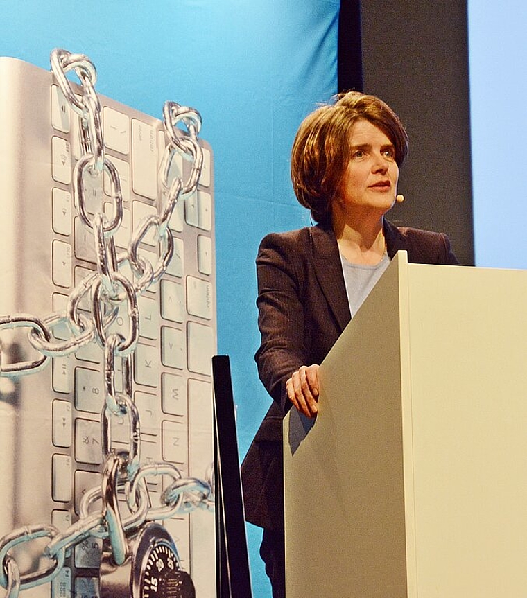 <em>Entschlossen:</em> Regierungsrätin Kathrin Schweizer erklärte in Laufen, wie die Baselbieter Polizei zukünftig gegen Cyberkriminelle vorgehen will. Foto: Roland bürki