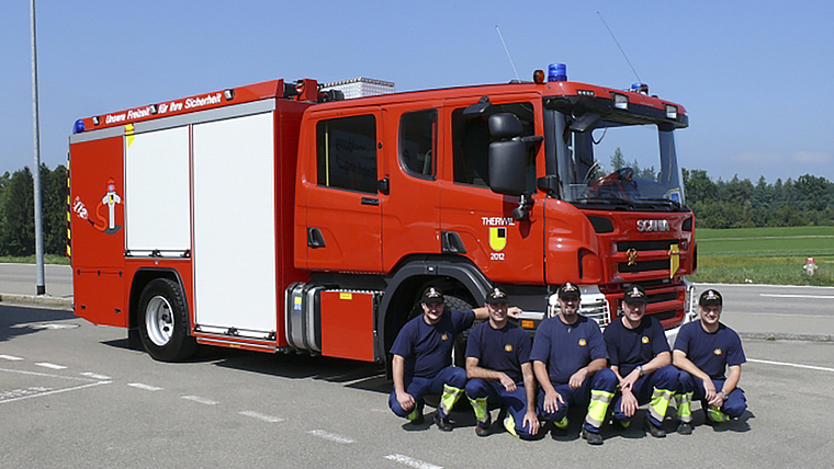 Objekt der Begierde: Ein solches Rüstfahrzeug mit Mannschaftskabine und Hebebühne für Rollcontainer auf Basis des Scania-P360-Chassis’ will die Feuerwehr Dornach. Das Fahrzeug der Kollegen aus Therwil, Jahrgang 2012, diente bei der Erstellung de