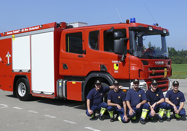 Objekt der Begierde: Ein solches Rüstfahrzeug mit Mannschaftskabine und Hebebühne für Rollcontainer auf Basis des Scania-P360-Chassis’ will die Feuerwehr Dornach. Das Fahrzeug der Kollegen aus Therwil, Jahrgang 2012, diente bei der Erstellung de