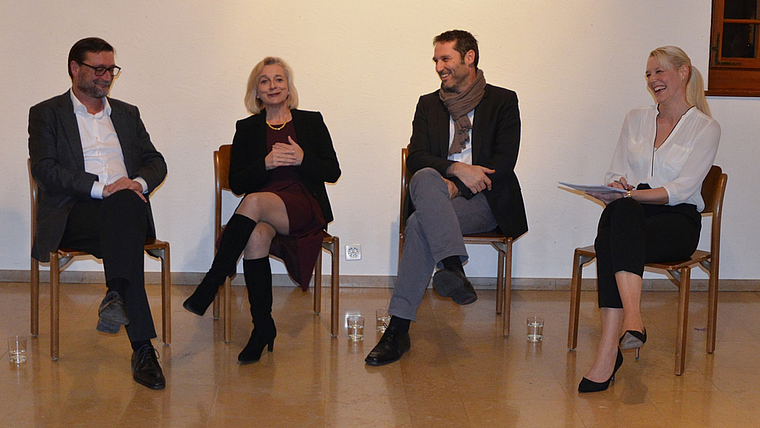 Am Ende doch einig: Podiumsteilnehmer David Sieber, Kathrin Amacker und Urs Wiedmer mit Moderatorin Christina Hatebur (r.).