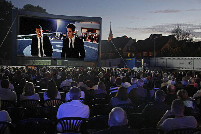 Spezielle Atmosphäre: Open-Air-Kino Laufen am Eröffnungsabend vor der Silhouette Laufens. Foto: Martin Staub