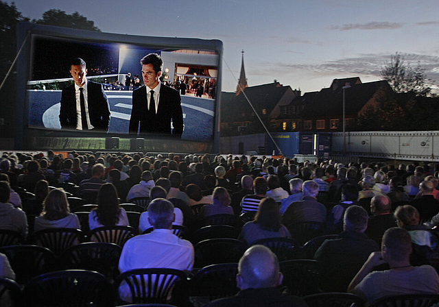 Spezielle Atmosphäre: Open-Air-Kino Laufen am Eröffnungsabend vor der Silhouette Laufens.  Foto: Martin Staub