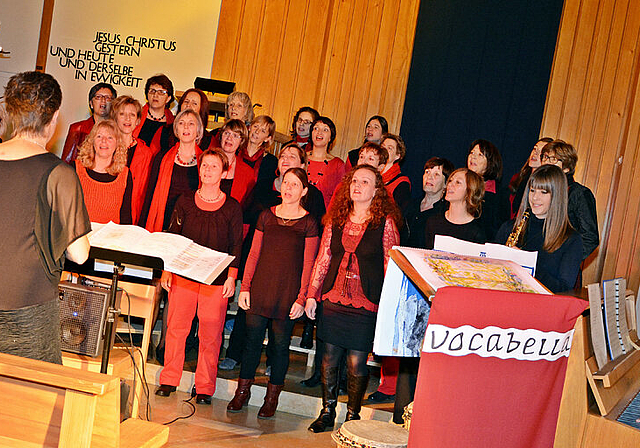 Die pure Lust der Dirigentin: Das Spiel auf dem Vocabella-Instrument.  Foto: Roland Bürki