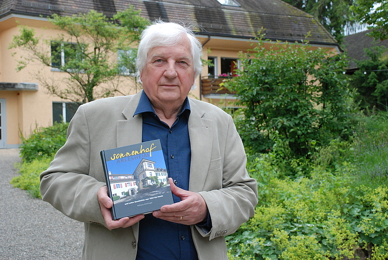 Der Autor und sein Werk: Niklaus Hottinger im Innenhof des Sonnenhofs.  Foto: Thomas Brunnschweiler