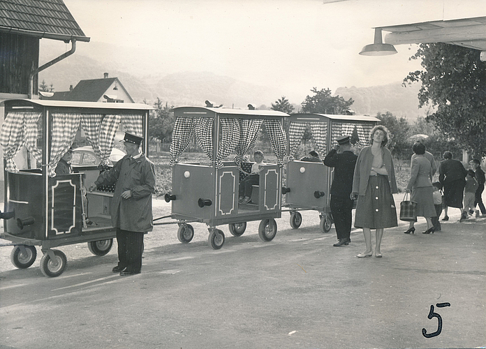Jungfernfahrt: Das Basarbähnli im Jahr 1959.

