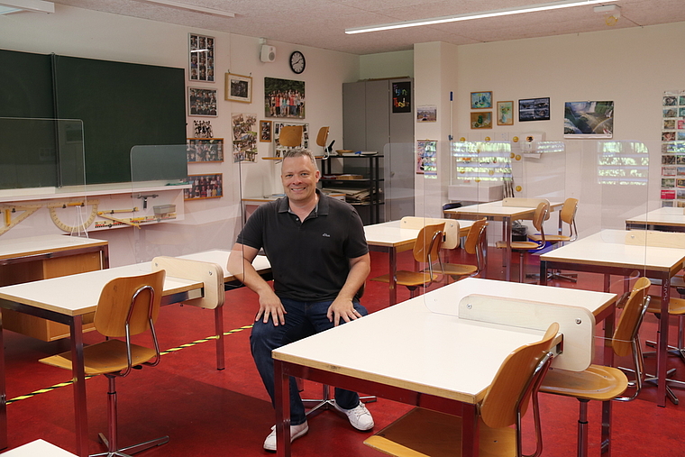 Dank Plexiglaswänden ist der Unterricht möglich: Roger von Wartburg, Präsident des LVB, in einem Schulzimmer des Gymnasiums Laufental-Thierstein. 