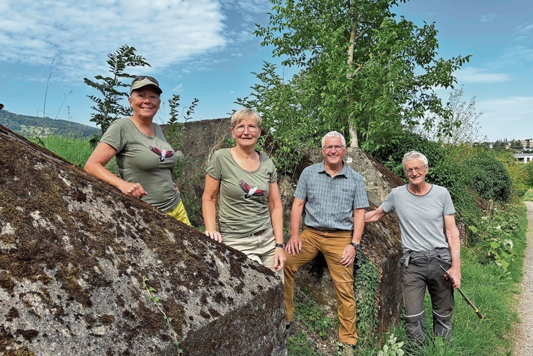 Panzersteine für die Natur: (v. l.) Angelika Christofori, Lisa Wüst, Gerhard Christofori und Werner Schneider  pflegen das Gewächs zwischen den Steinen am Wegrand. Foto: Caspar Reimer