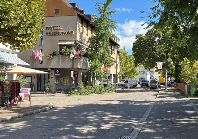 Weniger Strasse, mehr Flaniermeile: Im Zuge der baulichen Massnahmen zum Hochwasserschutzsoll die Ermitagestrasse ein anderes Gesicht bekommen. Foto: Caspar Reimer 