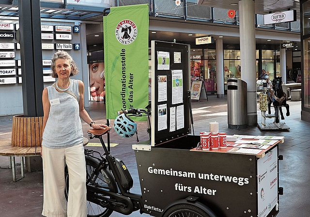 Möchte Sichtbarkeit schaffen: Lisa Kaufmann, Leiterin Koordinationsstelle für das Alter, mit dem mobilen Büro in der Gartenstadt. Foto: Florin Bürgler