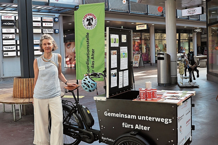 Möchte Sichtbarkeit schaffen: Lisa Kaufmann, Leiterin Koordinationsstelle für das Alter, mit dem mobilen Büro in der Gartenstadt. Foto: Florin Bürgler
