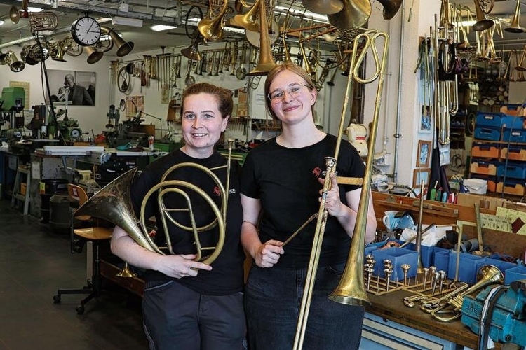 Haben einen seltenen Beruf: Instrumentenbauerinnen Xenia Garz (links) und Bettina Arndt
in der Werkstatt von Instrumentenbau Egger. Fotos: Florin Bürgler