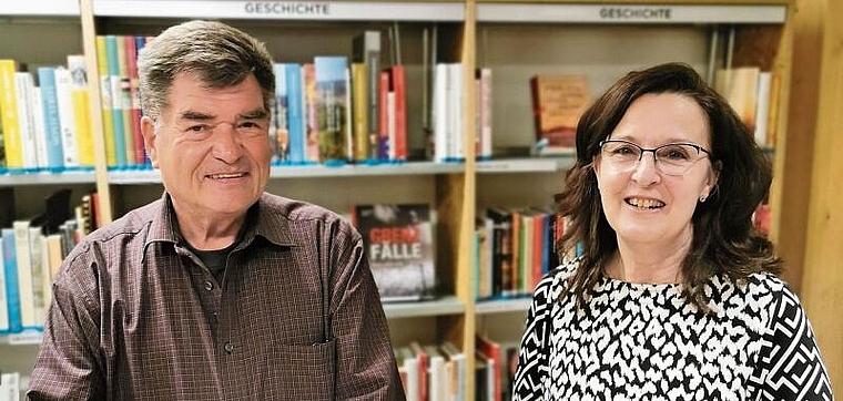 Fliegender Wechsel: Peter Flury übergibt sein Amt als Präsident der Stedtlibibliothek Laufen an Brigitte Bos und übernimmt von ihr stattdessen das Vizepräsidium. Foto: Melanie Brêchet