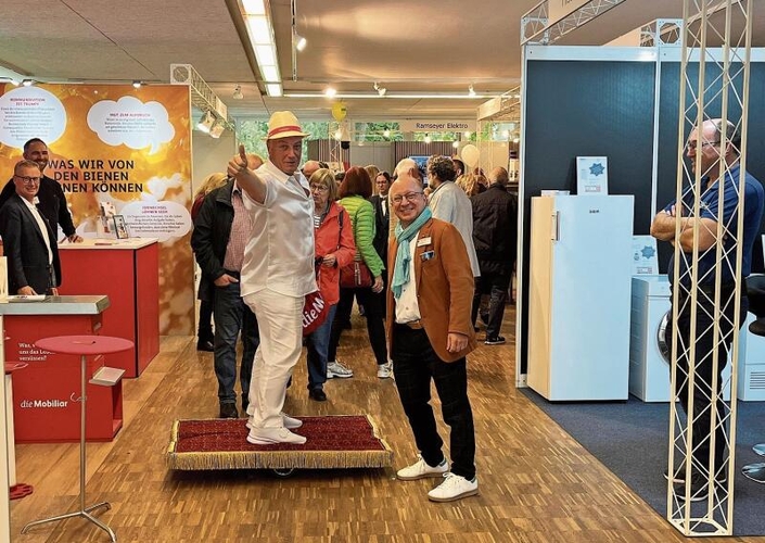 Zufrieden: OK-Präsident Dominique Carruzzo neben dem fliegenden Teppich.
