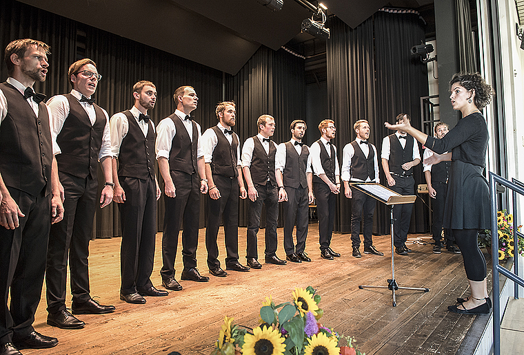 Gruppenbild mit Dame: Die Junge Tafelrunde aus Basel. Foto: ZVG Kuno Mathis