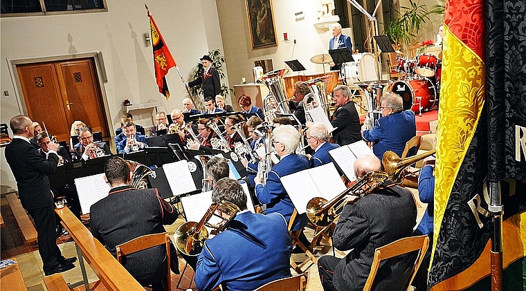 Konzert unter zwei Vereinsfahnen: Das Gemeinschaftskonzert der Brass Band Röschenz und des Musikvereins Wahlen in der Kirche St. Anna in Röschenz, hier unter Leitung von Manfred Cueni. Foto: Roland Bürki